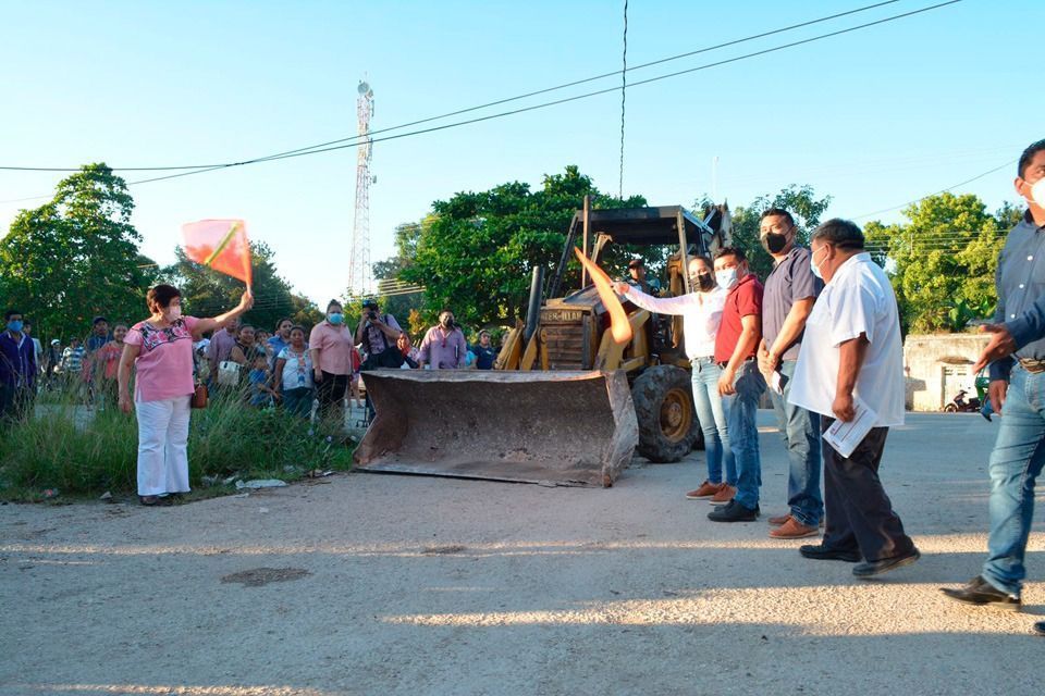 Inicia rehabilitación de vialidades en comunidades mayas de Tihosuco y Señor