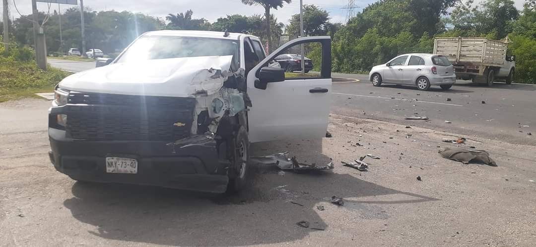 Choque aparatoso entre camionetas en la avenida Zacihual
