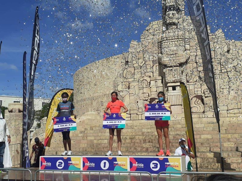 Ariana Dzul se cuelga la medalla en el Maratón Internacional Mérida 2022