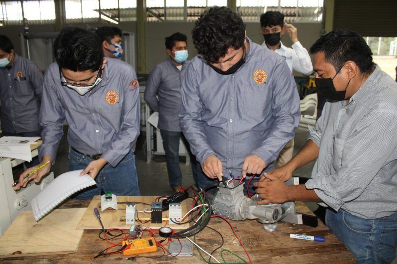 Con acreditación que garantiza que los estudiantes están cursando un programa de calidad