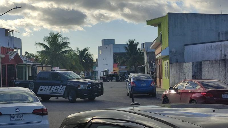 Balean auto estacionado afuera de una casa