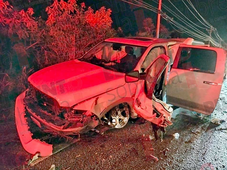 Aparatosa colisión deja daños materiales, pero ningún lesionado de gravedad en carretera de la Riviera Maya