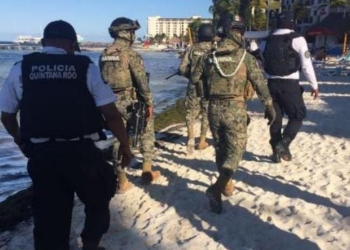 Artistas urbanos llegan a la playa, realizan malabares a la orilla del mar