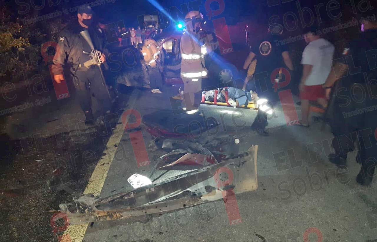 Bomberos de Lázaro Cárdenas rescatan a automovilista prensado, tras accidente