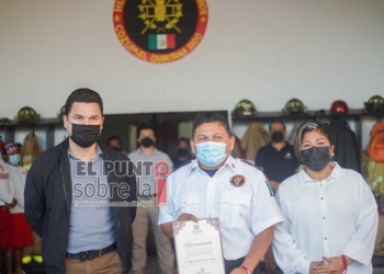 Ayuntamiento de Cozumel reconoce a comandante de Bomberos, Roger Pasos Catzín por 30 años de servicio