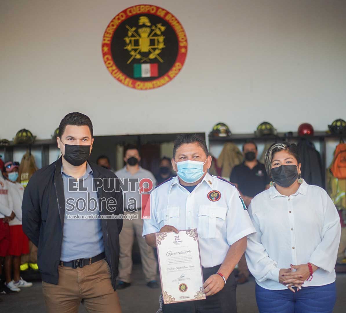 Ayuntamiento de Cozumel reconoce a comandante de Bomberos, Roger Pasos Catzín por 30 años de servicio