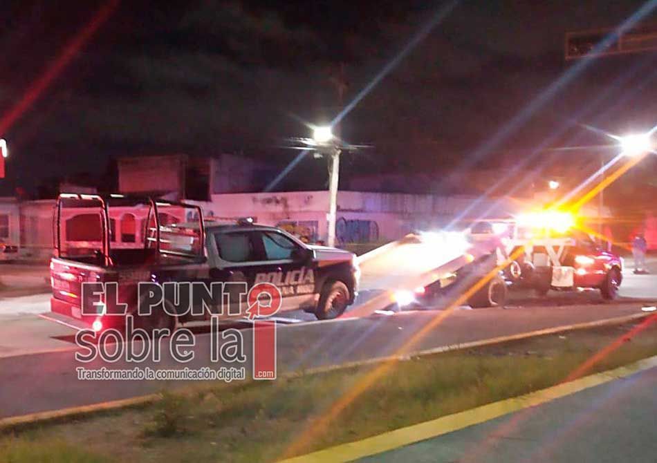 Dos policías y siete pasajeros lesionados saldo de accidente de patrulla y van del transporte en Cancún