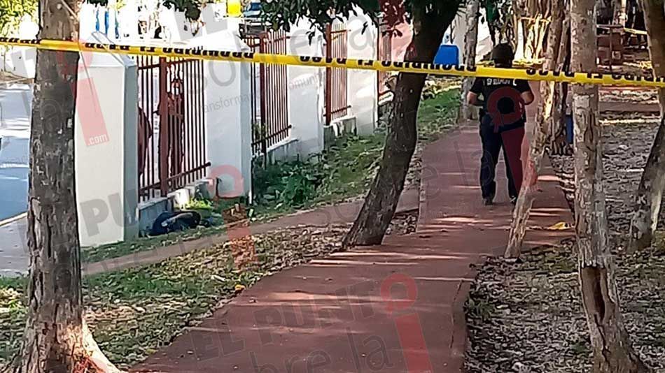 Ejecutan con disparos en la cabeza a un individuo en un parque de Playa del Carmen