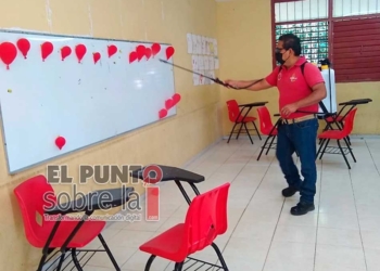 Desinfectan planteles educativos de la ciudad de Felipe Carrillo Puerto, para prevenir contagios