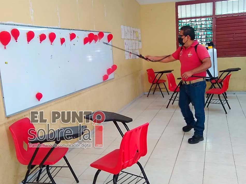 Desinfectan planteles educativos de la ciudad de Felipe Carrillo Puerto, para prevenir contagios