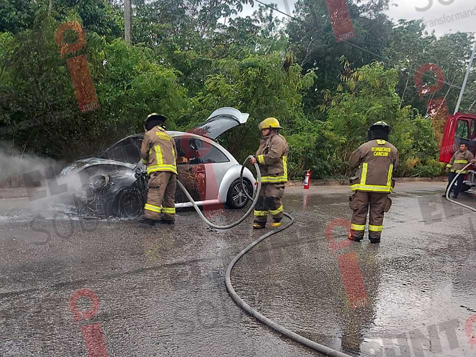 Incendio de vehículo en Periférico de Cancún causa movilización policíaca