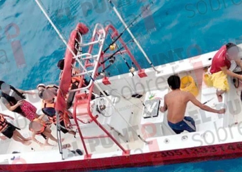 Secretaría de Marina rescata a 10 personas en embarcación a la deriva en aguas de Playa del Carmen