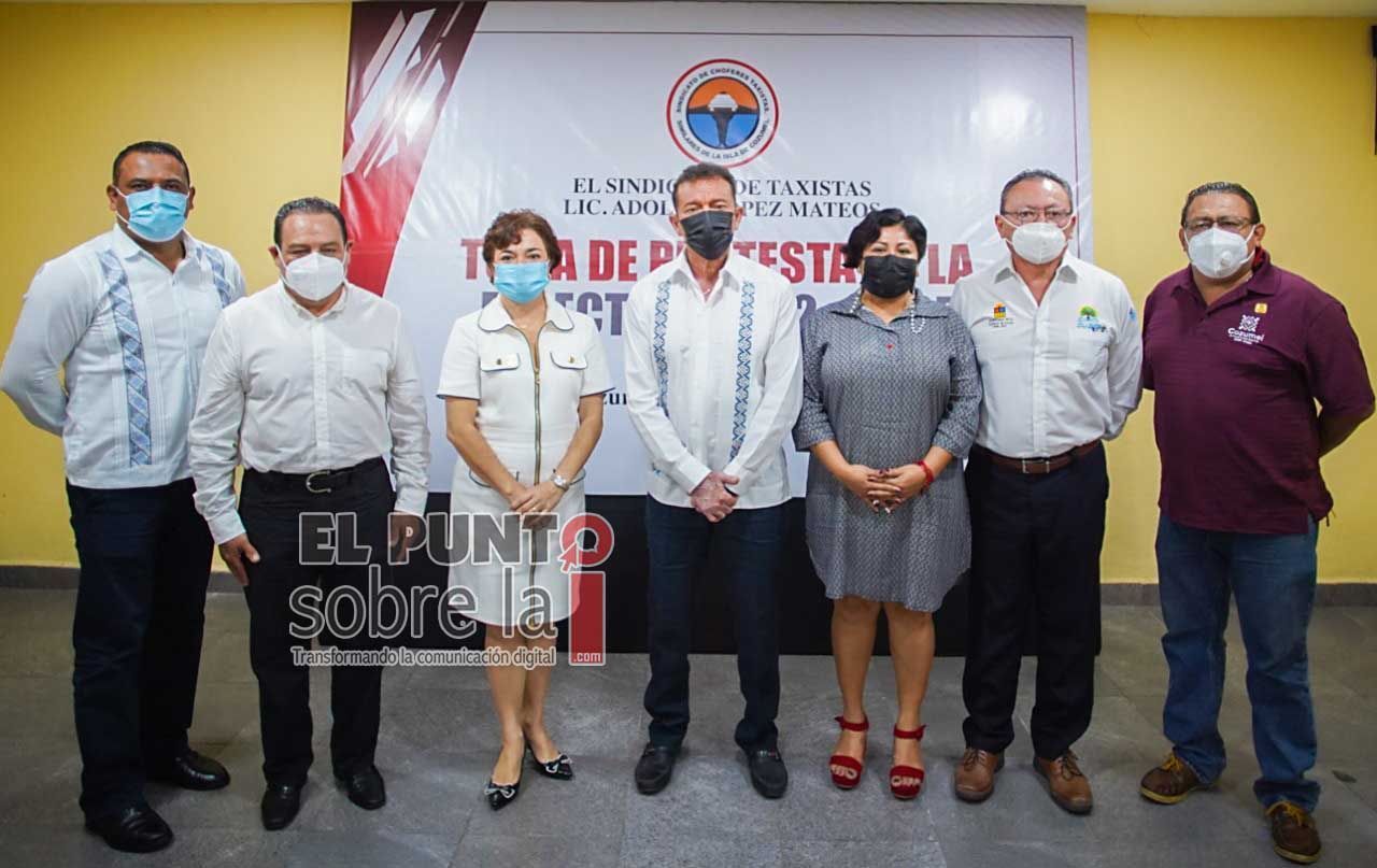 Mesa Directiva reelecta de taxistas cozumeleños rinde protesta para período 2022-2025