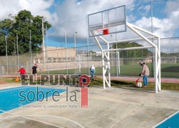 Ayuntamiento de Puerto Morelos mantiene trabajo permanente de mantenimiento y rehabilitación de espacios deportivos