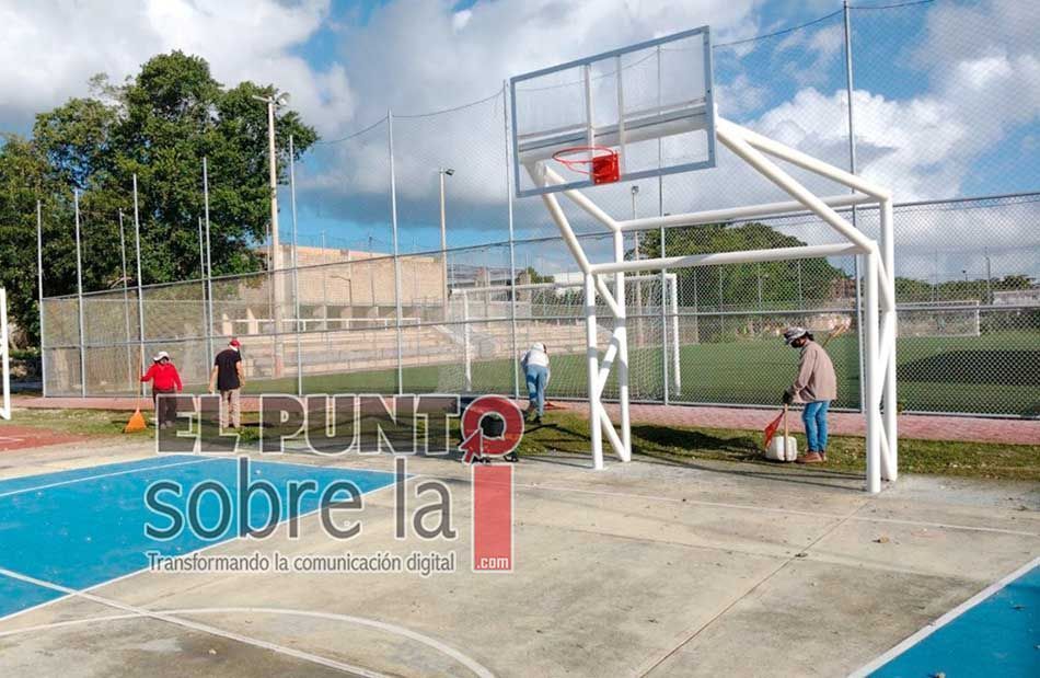 Ayuntamiento de Puerto Morelos mantiene trabajo permanente de mantenimiento y rehabilitación de espacios deportivos