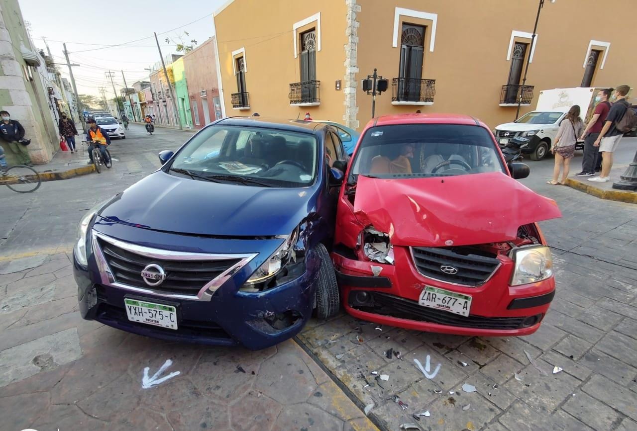 Ambos dijeron haber visto luz verde, pasan y se impactan