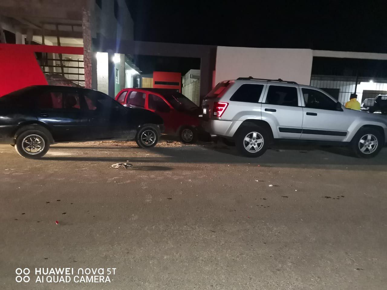 Choca y se da la fuga, dejó abandonado su vehículo