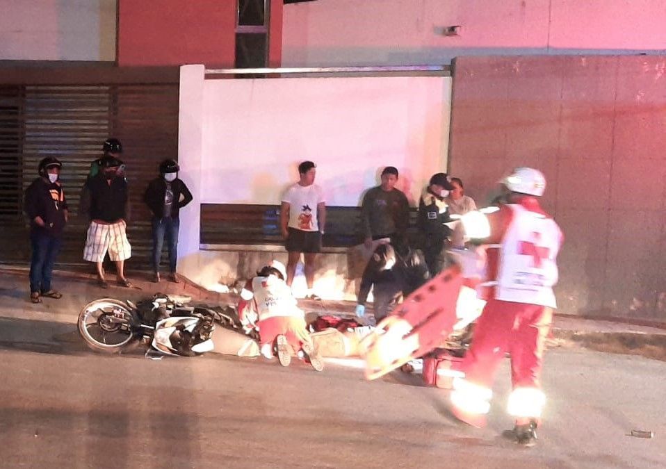Motociclista trasladado de urgencia al Hospital, tras ser embestido por detrás