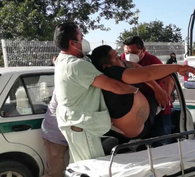 Balean a sujeto que acababa de subirse a un taxi de Cancún