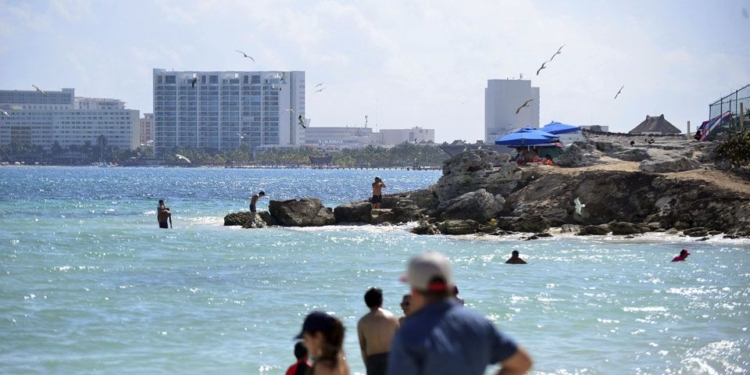 Cancún. - Habitantes y turistas disfrutan del fin de semana en las diferentes playas de Cancún, lo que es benefactor para la industria, pues deja una gran derrama económica, luego de la llamada cuesta de enero.