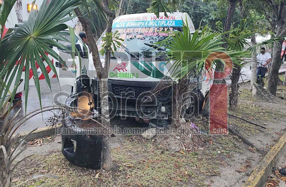 Dos lesionadas deja la colisión de una camioneta de transporte público con un árbol