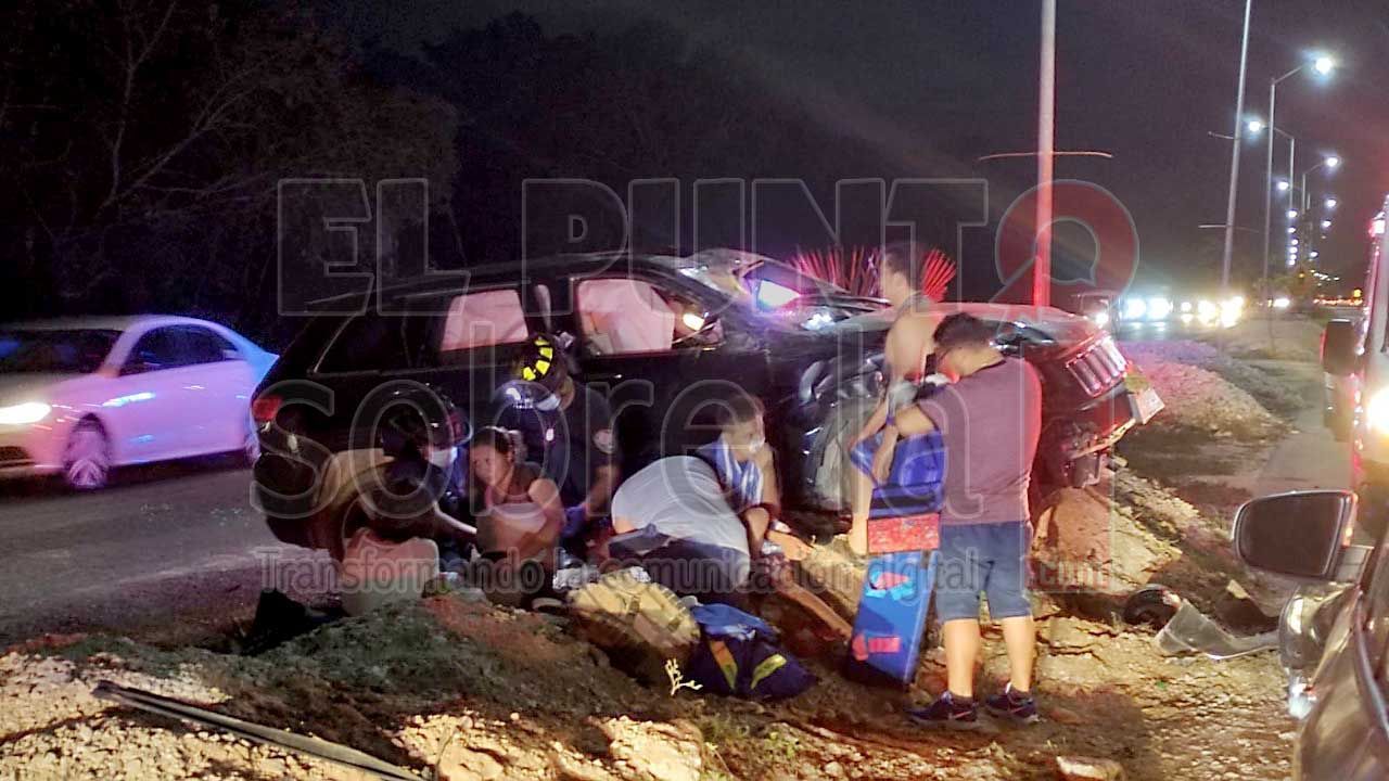 Imprudente conductor manda al hospital a turistas nacionales que paseaban en Playa del Carmen