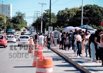 Miles de jóvenes cancunenses se forman para vacunarse contra la COVID-19