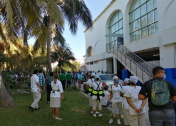 Por incendio evacúan hotel de la zona de playas de Cancún