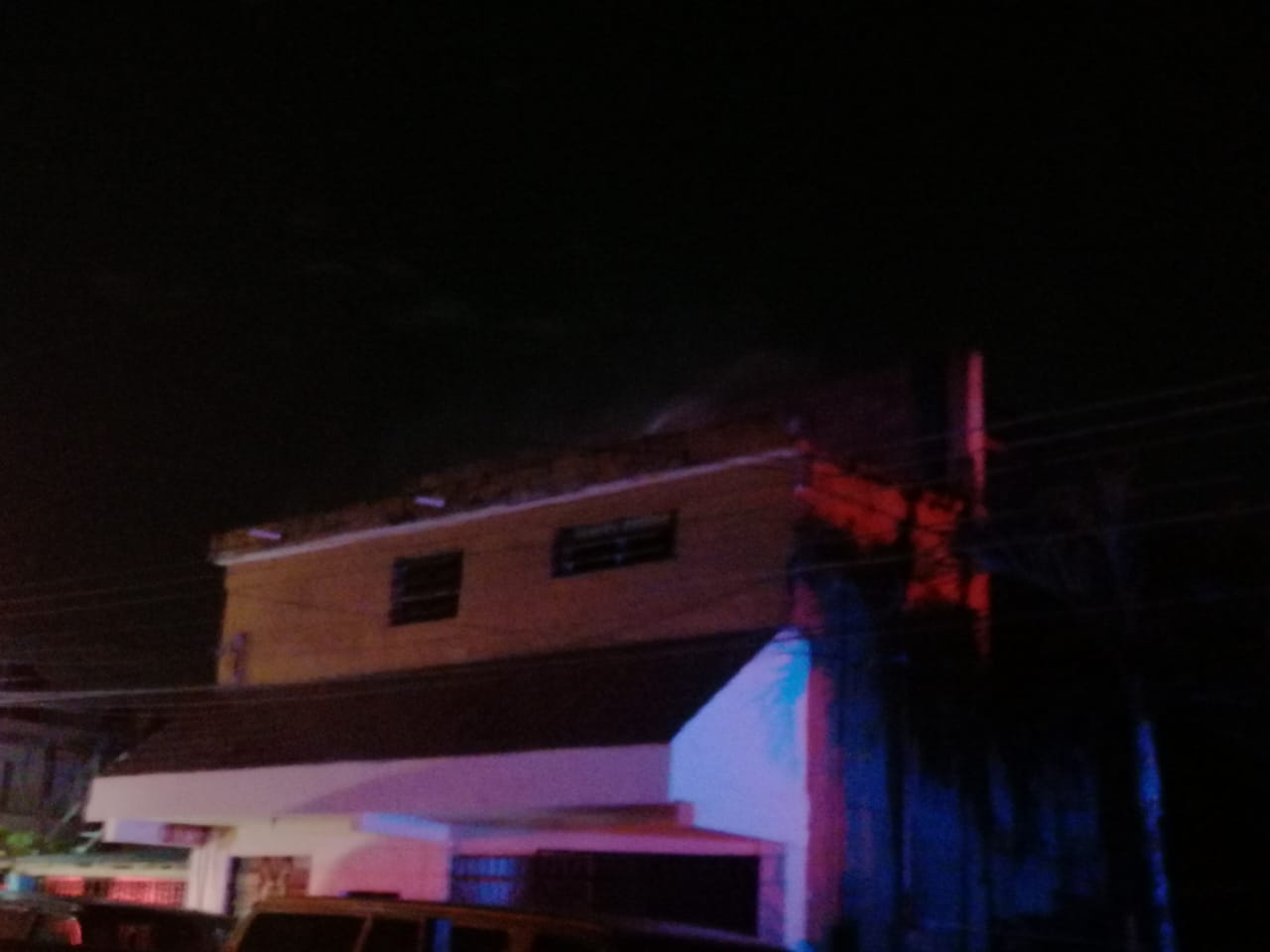 Muere persona electrocutada, al tratar de escapar de incendio