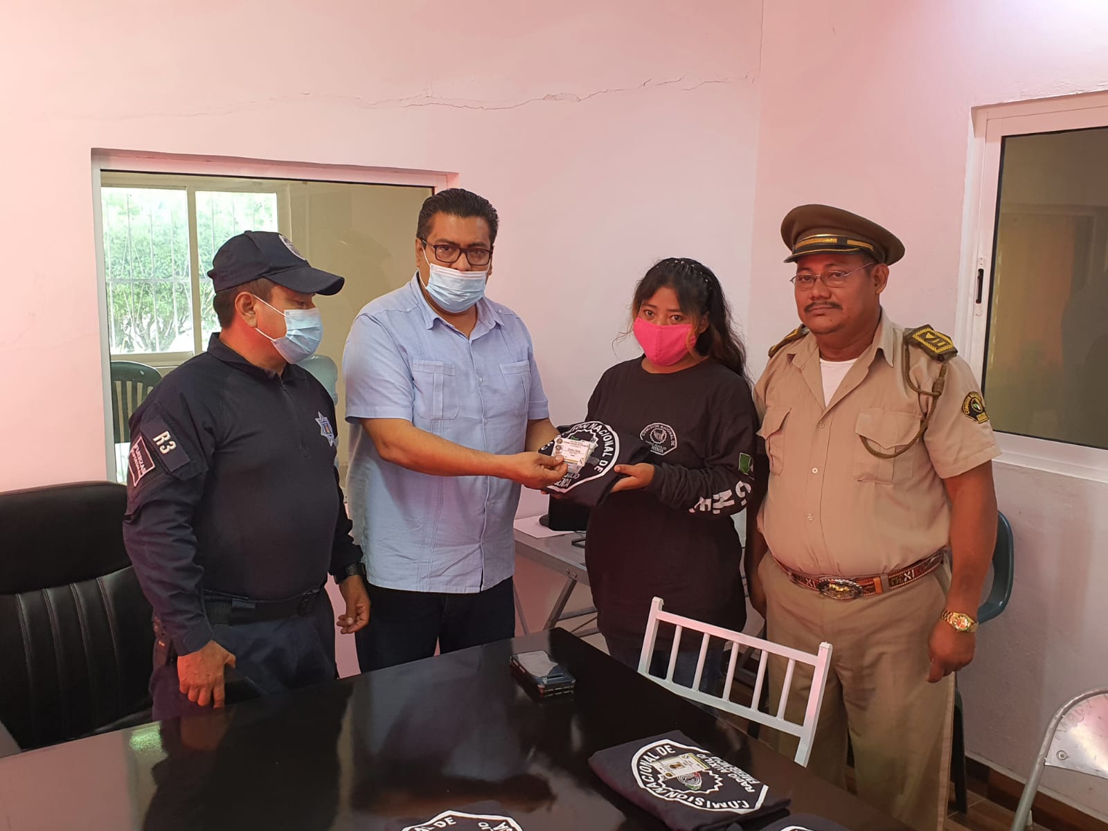 Entregan credenciales a voluntarios de la Comisión Nacional  de Emergencias