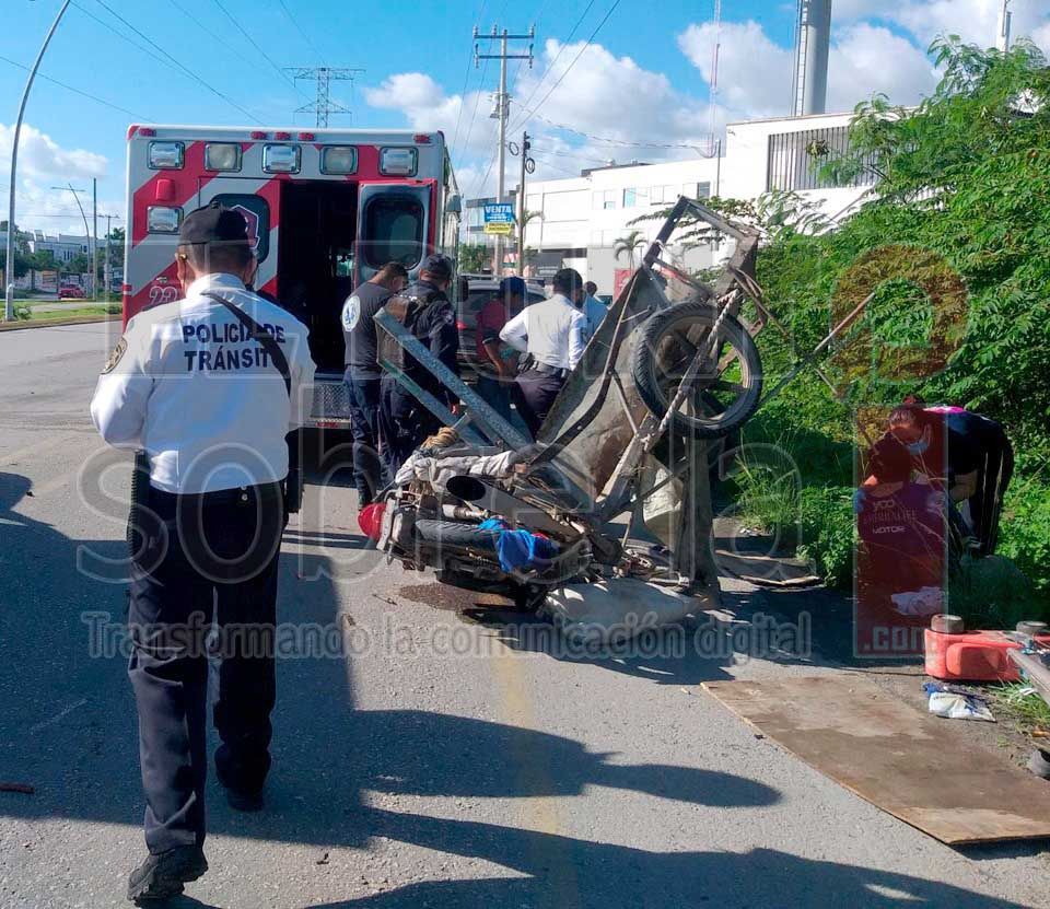 Cinco integrantes de una familia, lesionados al ser arrollado el tricimoto en que viajaban