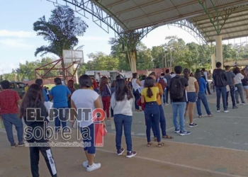 Jóvenes de Lázaro Cárdenas acuden a recibir su segunda dosis contra el coronavirus, pese a lluvias