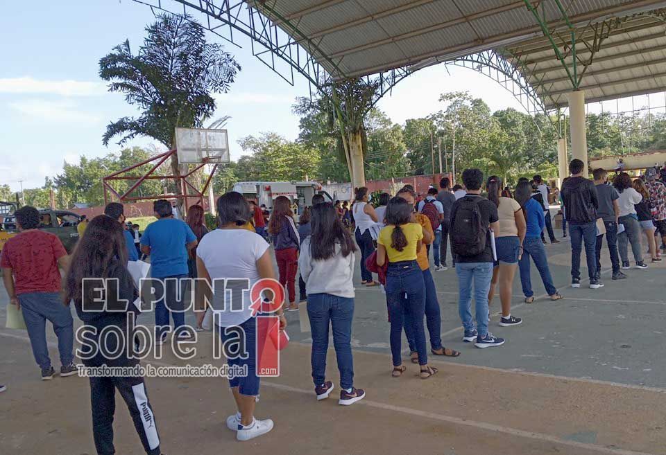 Jóvenes de Lázaro Cárdenas acuden a recibir su segunda dosis contra el coronavirus, pese a lluvias