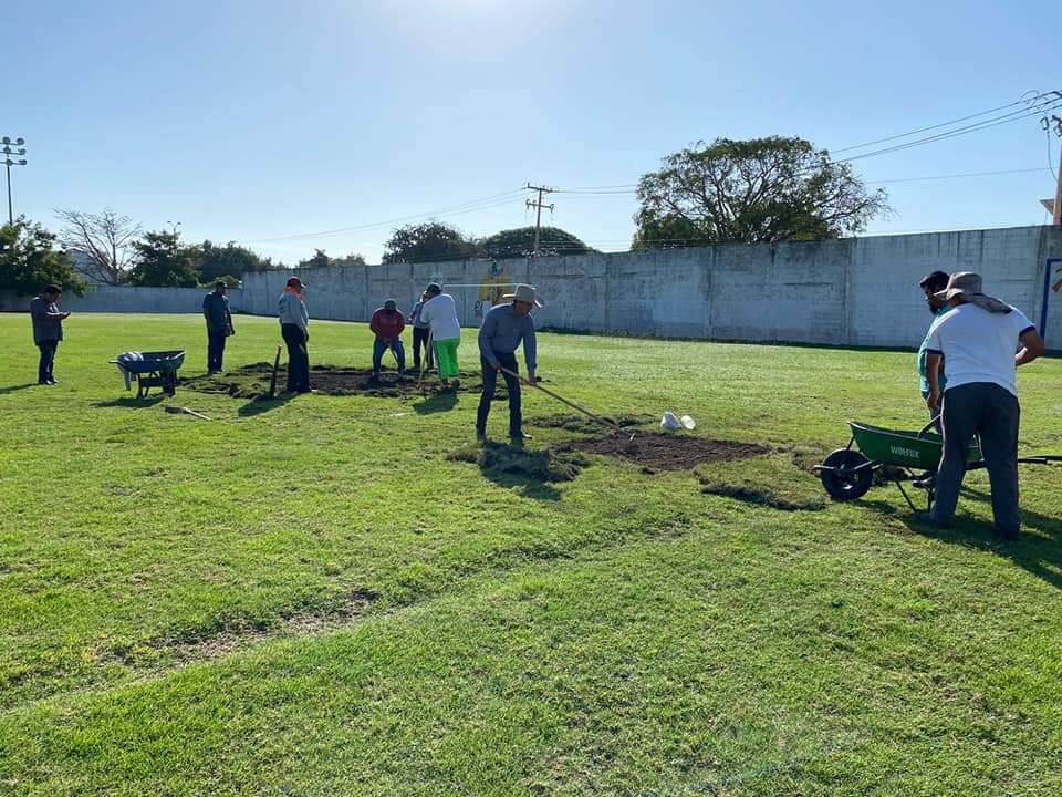 Inician trabajos de mantenimiento en el estadio “10 de abril”