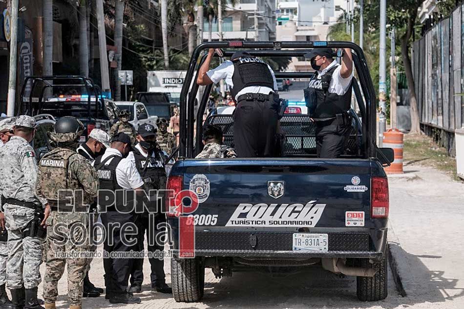 Movilización policiaca en zona federal de Playa del Carmen frente a club donde asesinaron a un hombre