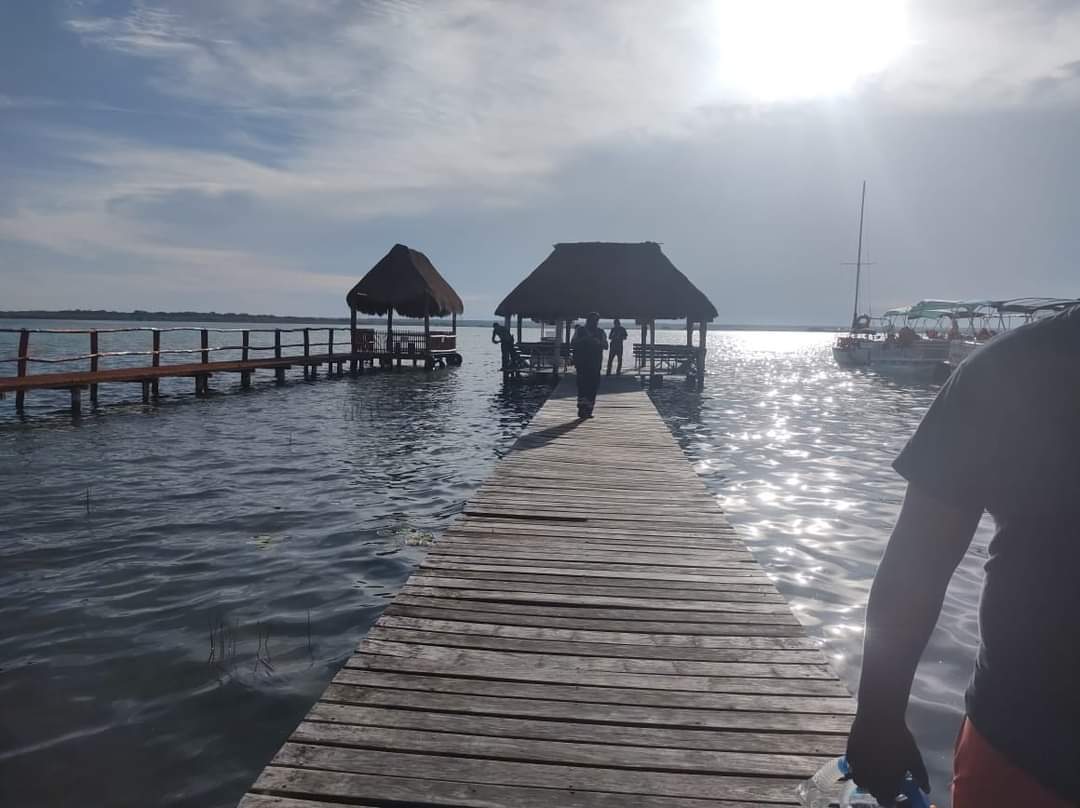 Encuentran cadáver de una mujer debajo del muelle del restaurante “Papitos” en Bacalar