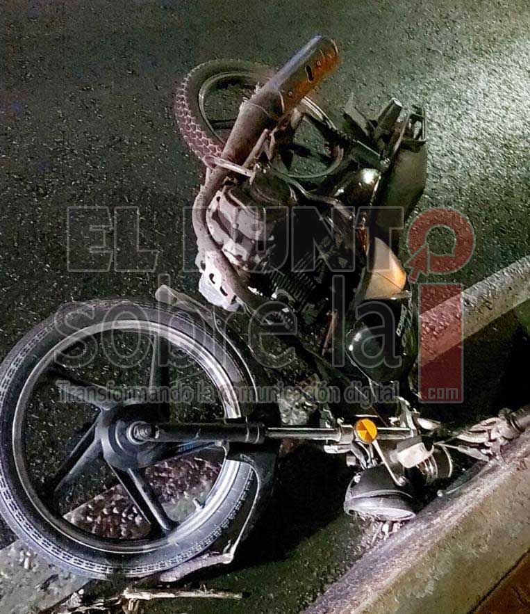 Motociclista muere en el boulevard Kukulcán de la zona hotelera de Cancún al estrellarse contra una palmera