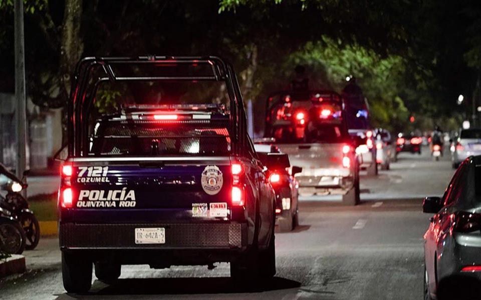 Sujeto intenta asaltar gasolinera en Cancún y no logra huir a tiempo; la Policía Municipal lo detiene