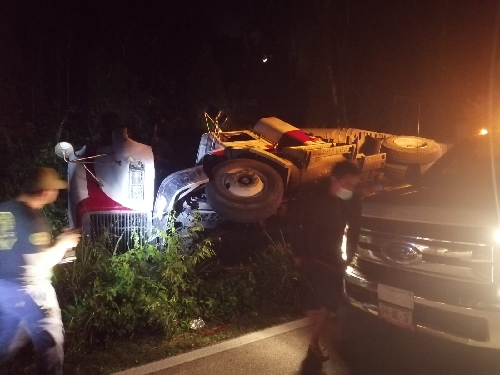 Se sale de la cinta asfáltica y vuelca tráiler con verduras en la zona maya