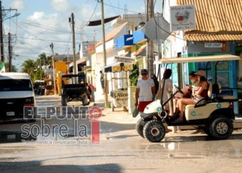 Líder de sindicato transportista pide a Ayuntamiento de Lázaro Cárdenas reparar vialidades encharcadas