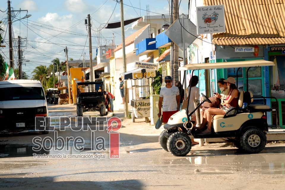 Líder de sindicato transportista pide a Ayuntamiento de Lázaro Cárdenas reparar vialidades encharcadas