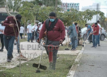 Supervisan trabajos de mejora urbana cerca del acceso a la zona hotelera de Cancún