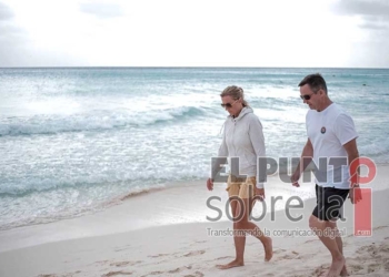 Pese a las condiciones climatológicas, turistas y cancunenses disfrutan las playas del destino