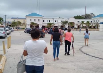 Chetumaleños abarrotan Zona Libre de Belice para vacunar a menores, a partir de los 12 años