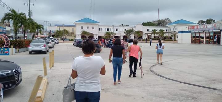 Chetumaleños abarrotan Zona Libre de Belice para vacunar a menores, a partir de los 12 años