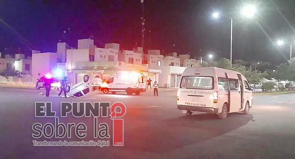Aparatoso accidente entre combi colectiva y vehículo particular cobra la vida de niño en Playa del Carmen