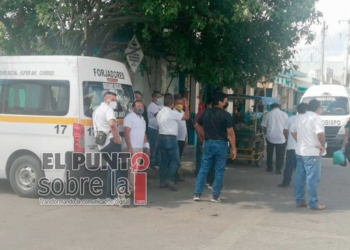 Choferes de combis de transporte urbano suspenden sus servicios; piden alza inmediata de dos pesos