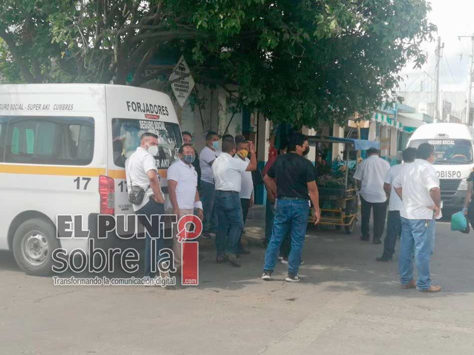 Choferes de combis de transporte urbano suspenden sus servicios; piden alza inmediata de dos pesos