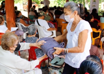 Distribuyen más de 500 cobertores entre adultos mayores de Puerto Morelos