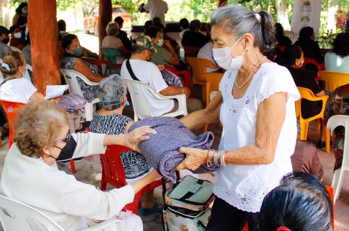 Distribuyen más de 500 cobertores entre adultos mayores de Puerto Morelos